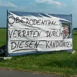 Wahlplakat verunstaltet
